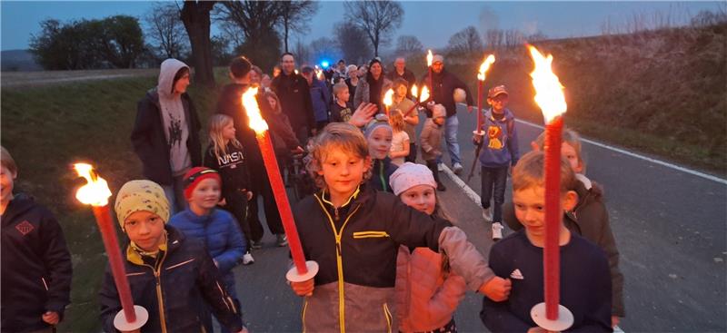 Die Gielder ziehen mit einem Fackelumzug von der Ortsmitte hinauf zum Eichberg, wo gleich das Feuer lodert. Foto: Hohaus