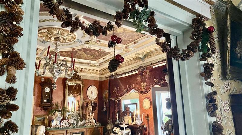 In der Villa Charlotte in Harzburg zieht der Weihnachtszauber ein Die Girlande hat schon ihren Platz, der Rest des Zimmers wird noch dekoriert.