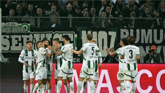 Die Gladbacher Spieler feiern den klaren Sieg gegen den SV Werder Bremen. 