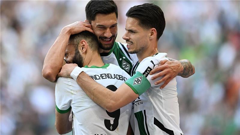Die Gladbacher bejubeln die Führung. 