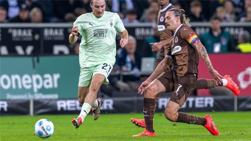Gladbacher Lauf geht weiter: Borussia springt auf Rang sechs Die Gladbacher liefen mit einem Sondertrikot auf