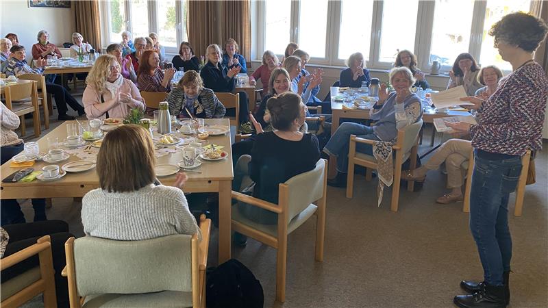 Die Gleichstellungsbeauftragte Dagmar Daum ist Gastgeberin beim Frauentagsfrühstück im Gemeindehaus von St. Nikolaus.