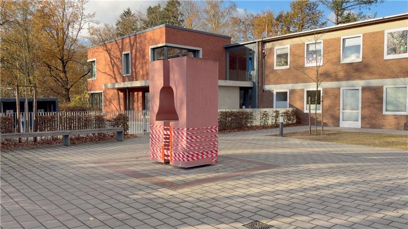 Nach Glocken-Diebstahl: Gemeinde „geschockt und fassungslos“ Die Glocke hing an einem zentralen Treffpunkt.