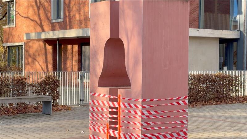 Nach Glocken-Diebstahl: Gemeinde „geschockt und fassungslos“ Die Glocke war ursprünglich Bestandteil eines Glockenspiels in einem Kirchturm und stand seit dem Abriss des Turms in dem steinernen Gestell.