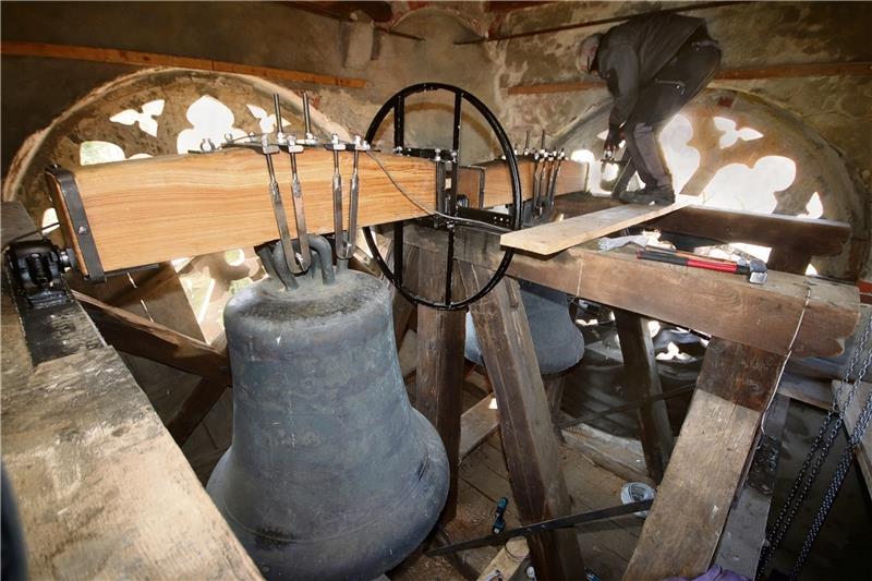 Geläut in der Kirche in Lutter wird saniert Die Glocken I und II sitzen wieder an ihrem Platz. Sie haben neue Joche aus Eiche bekommen. Die Farbe des Holzes setzt sich deutlich von der der anderen Balken im Glockenstuhl ab. Es wird aber noch ein paar Tage dauern, bis das Geläut wieder seinen vollen Klang entfalten kann. Fotos: Gereke