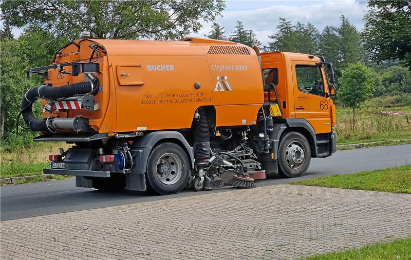 Fährt im Oberharz zu oft die Kehrmaschine? Die Glück-Auf-Gruppe kritisiert, dass die Kehrmaschine auch dann im Oberharz fährt, wenn die Straße nicht schmutzig ist – wie hier am Dorotheer Zechenhaus. Foto: Privat