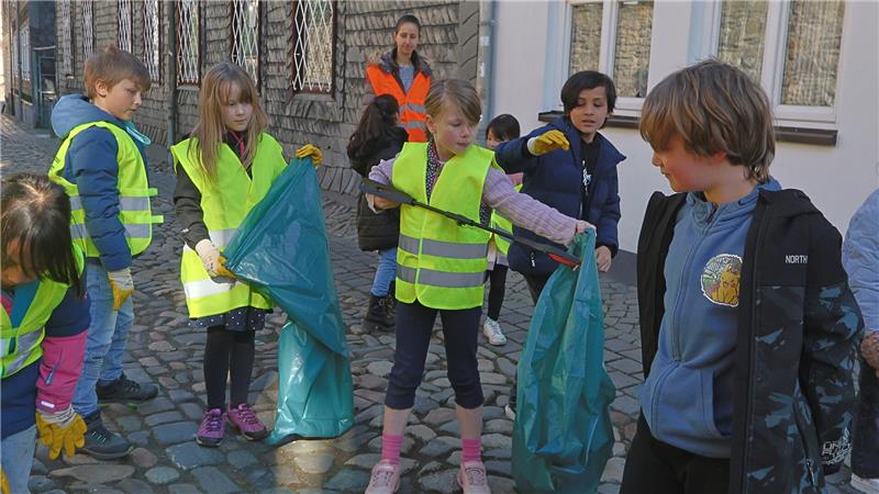 Die Goetheschüler reinigen die Alstatdt von allerlei Unrat.