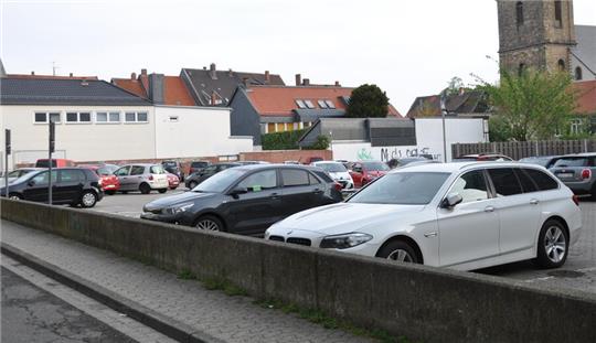 Die Goetheschule – so der Plan – soll sich um einen Anbau über dem Parkplatz an der Bolzenstraße erweitern.