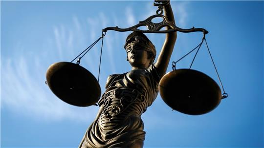 Die Göttin Justitia mit der Waage in der Hand symbolisiert die Gerichtsbarkeit. In Braunschweig tagt das Sozialgericht und entscheidet über einen Fall aus Goslar, in dem ein Arbeitsloser gegen das Jobcenter geklagt hat.
