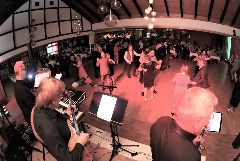 Die Göttinger Band „Sunrise“ spielte nicht nur italienische Hits. Foto: Neuendorf