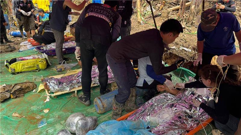 Wunder in Laos: Goldsucher retten sich selbst aus Fluthöhle Die Goldsucher wurden auf Tragen abtransportiert.