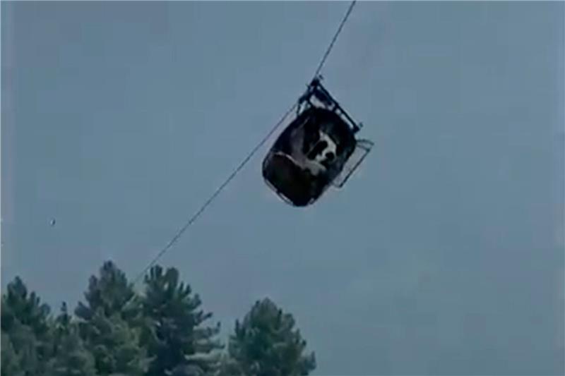 Jubel in Pakistan nach dramatischer Rettung an Seilbahn Die Gondel hängt nur noch an einem einzigen Seil.