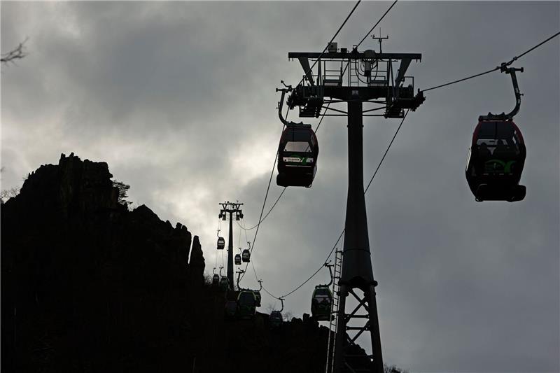 Klima-Bilanz zeigt: Immer seltener Wintersport im Harz möglich Die Gondeln der Kabinenseilbahn schweben über dem Bodetal.
