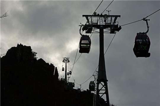 Die Gondeln der Kabinenseilbahn schweben über dem Bodetal.