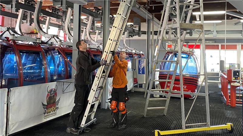 Die Gondeln sind geparkt, während in der Talstation der Wurmberg-Seilbahn alles gewartet und gereinigt wird.