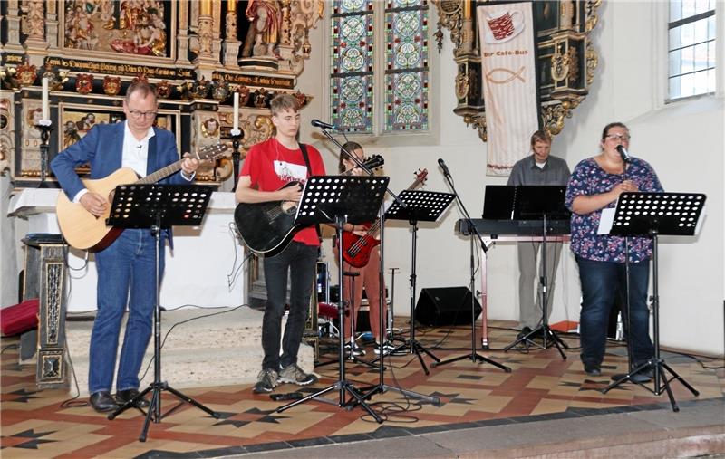 Die Good Time Beatband des Pfarrverbands Schöppenstedt spielt während des „Sommergesprächs“ moderne geistliche Musik. Der Band hat sich der Gastredner des Abends mit angeschlossen: Der Schöppenstedter Propst Martin Cachej (links). Daneben zeigen Jonas Ahlgrim (2. v. li.), Tasja Herda, Frank Ahlgrim und Hanna Kanigowski (v. li.) ihr musikalisches Können. Foto: Jambrek