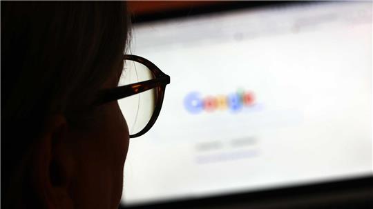 Die Google-Suche wird künftig bei bestimmten Anfragen eine „Übersicht mit KI“ als Antwort liefern. (Archivbild)