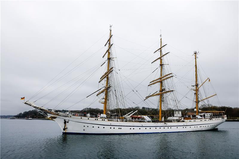 Die «Gorch Fock» verlässt den Marinehafen.