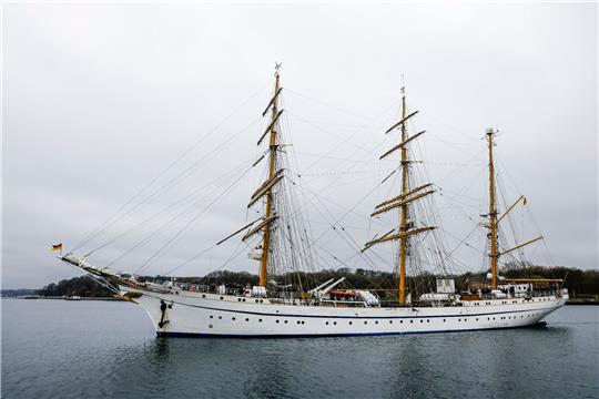 Die «Gorch Fock» verlässt den Marinehafen.