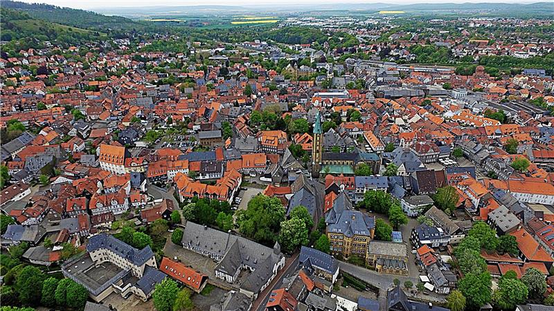 Die Goslarer Altstadt aus der Vogelperspektive: Hausbesitzer sollen Fördergeld zum Begrünen ihrer Immobilie bekommen.