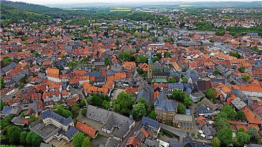 Die Goslarer Altstadt aus der Vogelperspektive: Hausbesitzer sollen Fördergeld zum Begrünen ihrer Immobilie bekommen.