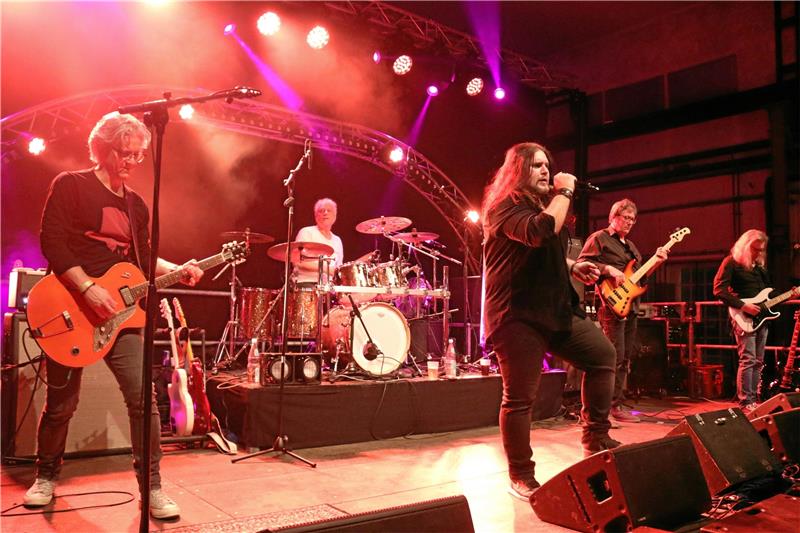 Die Goslarer Band Heavy Traffic rockt am Rammelsberg mit rund 350 Besuchern ins neue Jahr.  Fotos: Roß