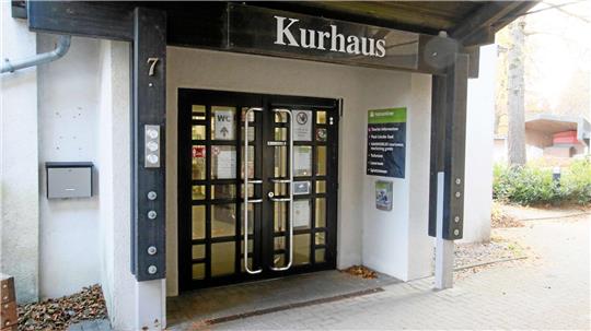 Zu sehen ist der Eingang zum Kurhaus.