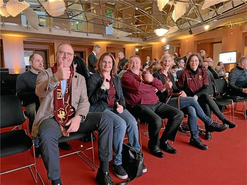 „Sterne des Sports“: Goslarer HC 09 erreicht den vierten Platz Die Goslarer Delegation um den Vorsitzenden Volker Barckmann (li.) am Vorabend der Preisverleihung in Berlin. Foto: Privat