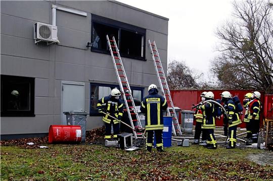 Die Goslarer Feuerwehr löscht am 29. Dezember 2021 einen Werkstatt-Lagerraum. Ein Mitarbeiter soll den Brand gelegt haben. Archivfoto: Epping
