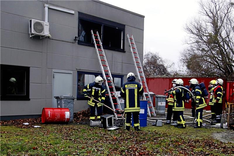 Die Goslarer Feuerwehr löscht am 29. Dezember 2021 einen Werkstatt-Lagerraum. Ein Mitarbeiter soll den Brand gelegt haben. Er steht im März vor Gericht.  Archivfoto: Epping