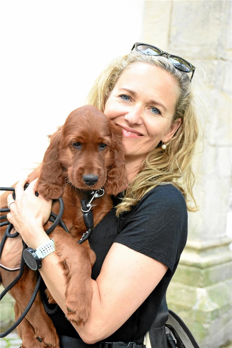 Die Goslarer Globetrotterin liebt Hunde – und präsentiert mit „Coco“ den jüngsten, noch tapsigen Familiennachwuchs vor der Jakobikirche.  Foto: Kempfer
