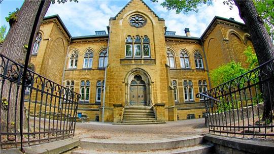 Die Goslarer Goetheschule liegt mitten in der Altstadt. Am Montagmorgen wird sie aufgrund einer Bombendrohung geräumt.