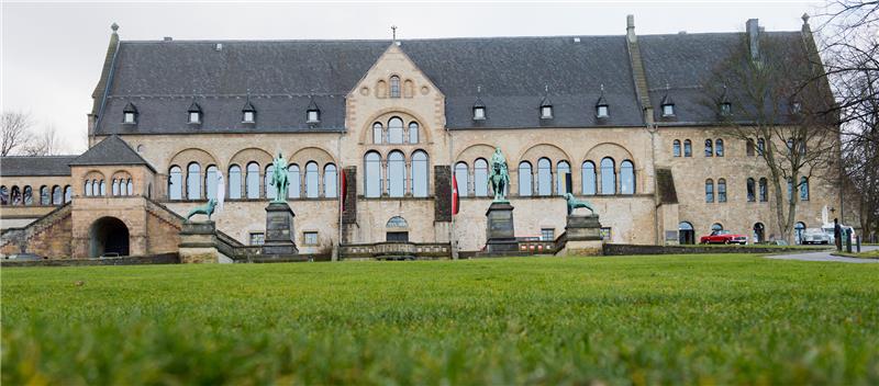 Kostenloser Goslar-Shuttle zwischen Osterfeld und Innenstadt Die Goslarer Kaiserpfalz im Blickpunkt. Foto: dpa