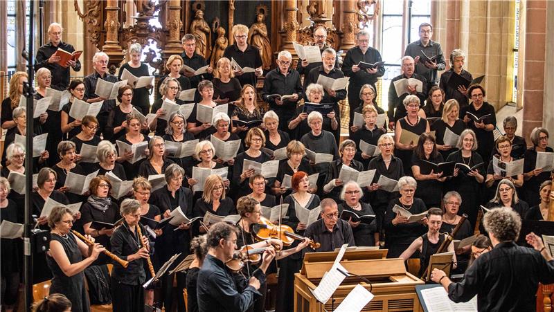 Gemeinsames Singen in der Marktkirche als „geistlicher Dienst“ Die Goslarer Kantorei ist ein großartiger Klangkörper, der nicht nur aus zahlreichen Stimmen, sondern in erster Linie aus vielen Menschen mit Spaß am gemeinsamen Singen besteht.