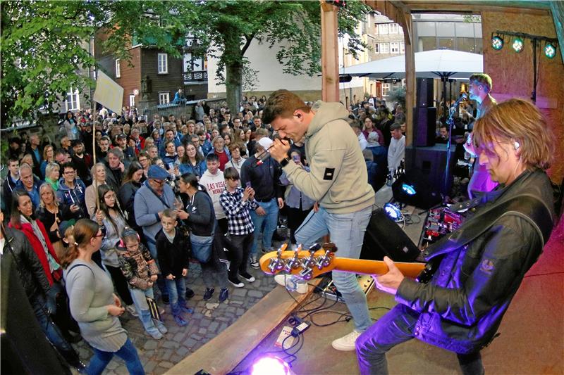 Musikfest in Goslar: Festival und Stadtrundgang Die Goslarer Lokalmatadoren von Tilt spielen im Innenhof des Hotels „Alte Münze“. Fotos: Epping