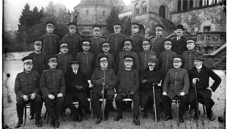Erinnern an Nazi-Opfer: Polizeioberinspektor Friedrich Ostheeren Die Goslarer Polizei posiert zum Gruppenfoto vor der Kaiserpfalz. Die Aufnahme aus dem Fundus des Goslarer Stadtarchivs datiert vermutlich aus dem Jahr 1928. Polizeioberinspektor Friedrich Ostheeren sitzt vorn in der Mitte mit Säbel.