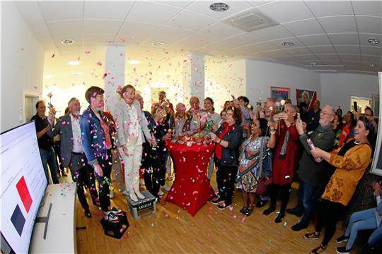 Die Goslarer SPD feiert im Konfetti-Regen, denn nach der genau einen Tag vor ihrem 58. Geburtstag mit Abstand gewonnenen Stichwahl ist klar: Amtsrichterin Urte Schwerdtner (SPD) wird neue Oberbürgermeisterin und löst im Januar 2022 den CDU-Amtsinhaber Dr.Oliver Junk an der Spitze der Stadtverwaltung ab.  Archivfoto: Epping