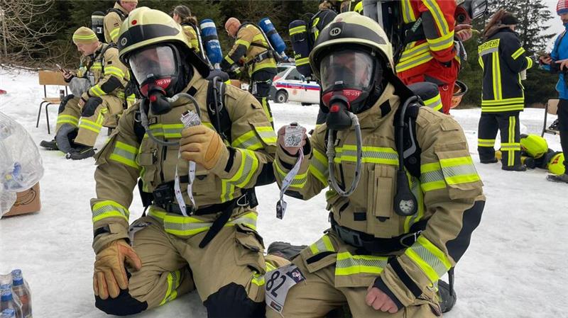 Fünf Goslarer Feuerwehrleute beim X-Mas-Stairrun in Oberhof Die Goslarer Teams haben in neun und elf Minuten die Schanzenanlage erklommen.