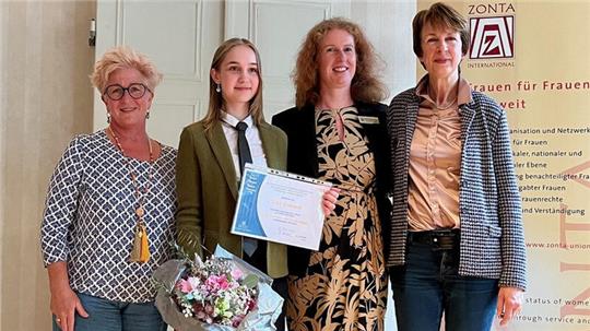 Die Goslarer Zonta-Clubs ehren eine Bad Harzburger Abiturientin: Sina Grenert (2.v.l.) nimmt die Auszeichnung von Claudia Kreisel (l.), Antje Stoetzel-Tiedt und Elke Wedde (r.) entgegen.