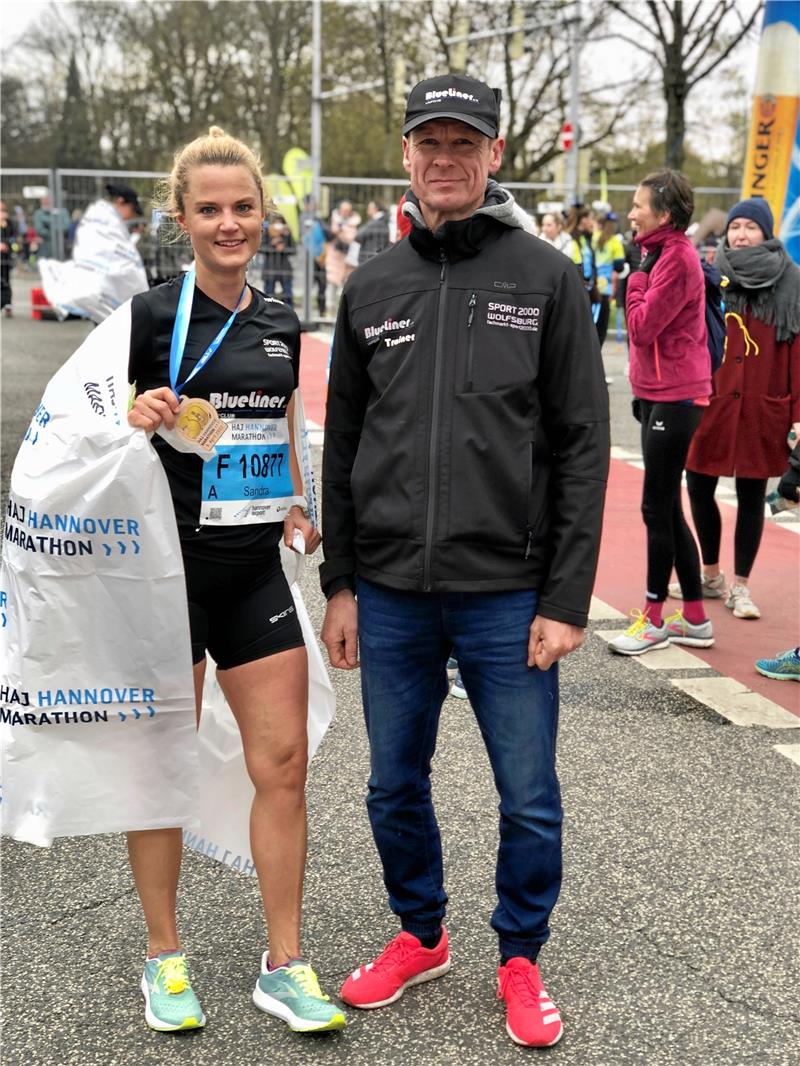 Die Goslarerin Sandra Klementz, hier mit Trainer Mario Burger, wird in Hannover Zweite ihrer Altersklasse.