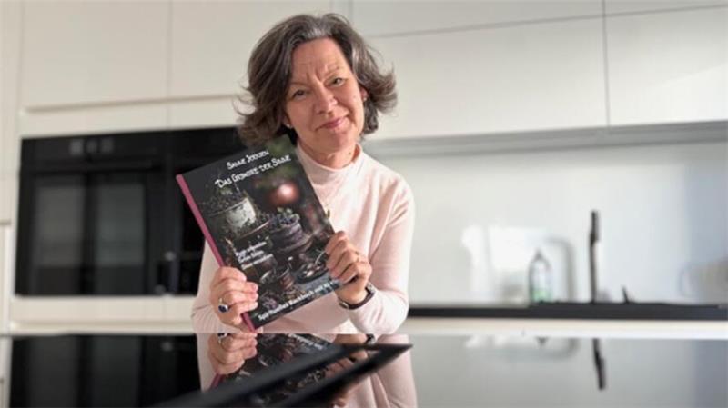 Die Goslarerin Sanne Jerxsen zeigt ihr neues Buch „Das Grimoire der Sinne“.