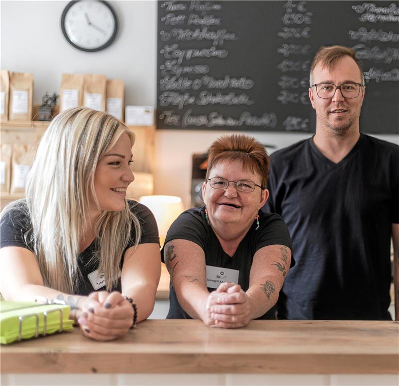 Die Goslarschen Höfe (hier ein Teil des Café-Teams) sind das Paradebeispiel für einen Integrationsbetrieb in Goslar, in dem Hand in Hand gearbeitet wird und Menschen mit Beeinträchtigungen Bemerkenswertes leisten. Ein Beispiel, das anderen Arbeitgebern Mut machen kann – darum geht es am 10. September. Foto: Höfe