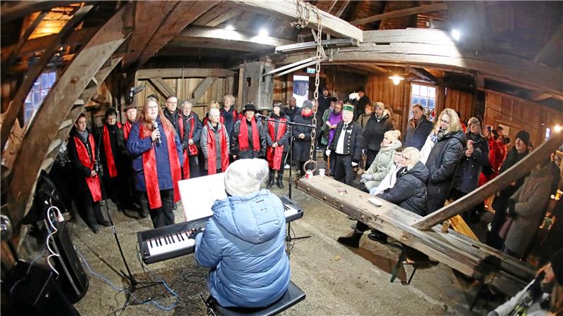 Die Gospel Singers Altenau gestalten das musikalische Programm mit, das wegen des Schnees nicht im Innenhof sondern im Pferdegaipel dargeboten wird. Foto: Neuendorf