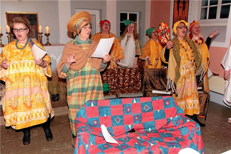 Die Gottesdienstordnung für den Weltgebetstag kommt in diesem Jahr aus Simbabwe. In Döhren tragen die Frauen während der Andacht farbenfrohe Gewänder. Fotos: Leifeld
