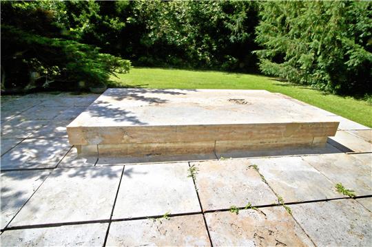 Die Grabplatte des Darré-Grabes – kein schönes, aber ein erhaltenswertes Erbe. Foto: Epping