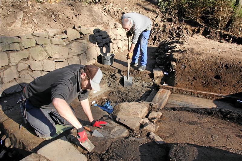 Die Grabungsmitarbeiter Bjorn Jobst (li.) und Jens Jansen legen die alten Mauern frei. Mithilfe des Grabens wurde Wasser aus der Innerste abgeleitet, mit dem die Mühlen und das Kehrrad zur Erzförderung im Ort betrieben wurden. Fotos: Ciszewski