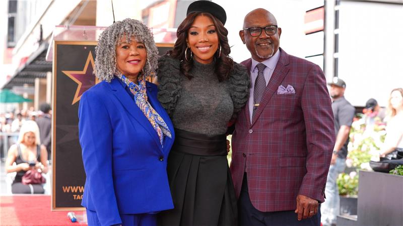 Die Grammy-Preisträgerin bringt ihre Eltern zu der Zeremonie mit. 