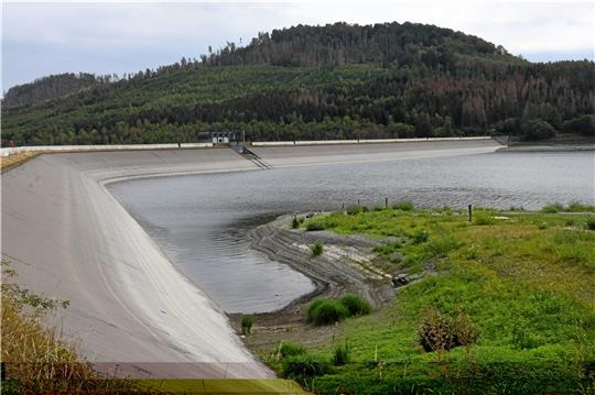Die Granetalsperre nimmt eine wichtige Rolle ein: Egal, ob es um die Trinkwasserversorgung, den Hochwasserschutz oder um das Auffüllen des Wasserstands von Flüssen geht. Nach dem Willen von am Projekt „Energie- und Wasserspeicher Harz“ beteiligten Wissenschaftlern sollen Talsperren, wie diese mit An- und Umbauten noch stärker und effizienter genutzt werden. Archivfoto: Gereke