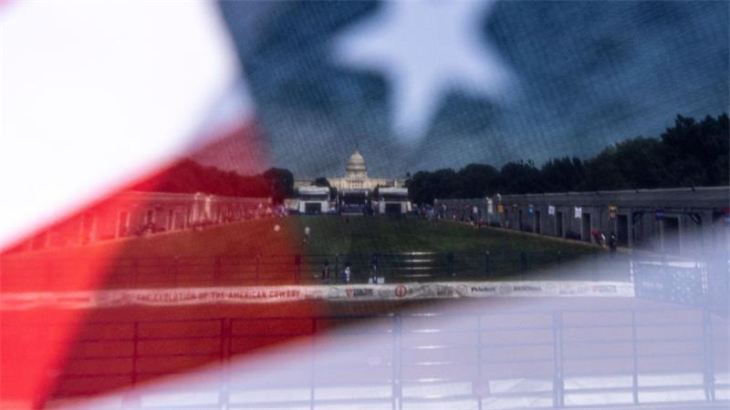 Die „Great American State Fair“ auf der National Mall in Washington ist vor dem Hintergrund einer amerikanischen Flagge zu sehen.
