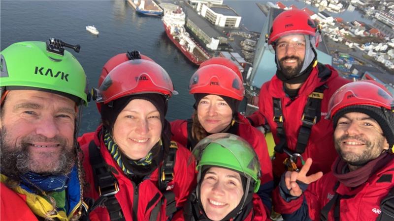 Nach 13 Tagen: Aktivisten verlassen Ölplattform in Norwegen Die Greenpeace-Aktivisten haben auf dem 125 Meter hohen Fackelbaum der Plattform ein Foto gemacht.